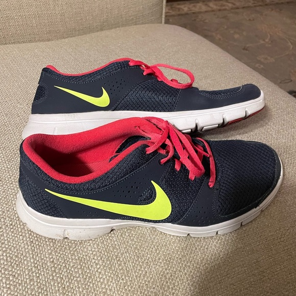 Women’s Nike Flex Experience RN. Size 9.5 - Picture 6 of 6